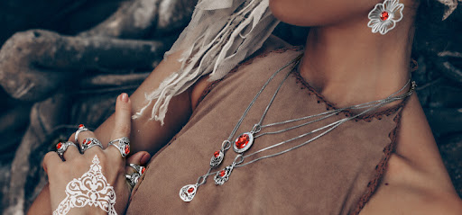 Where to get these stylish jewelry pieces
